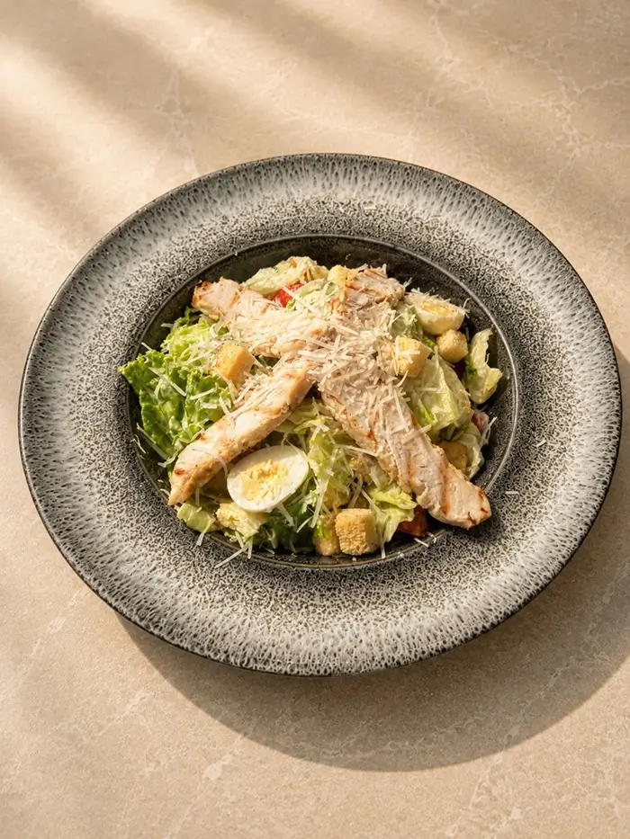 Salată Caesar cu pui