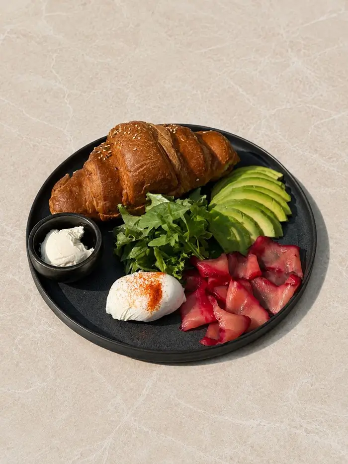 Croissant cu somon slab sărat și avocado